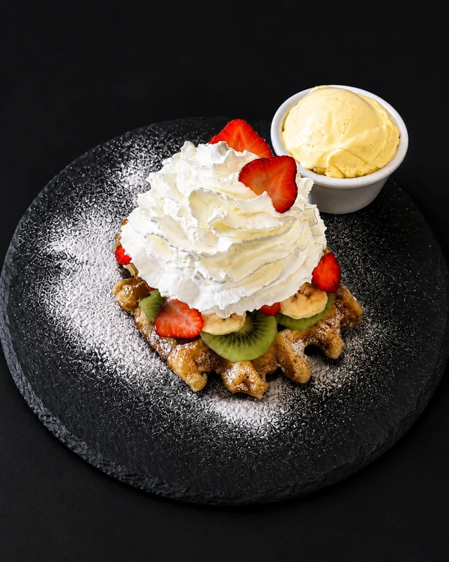 Gaufre garnie de fruits frais, chantilly et boule de glace vanille en pot