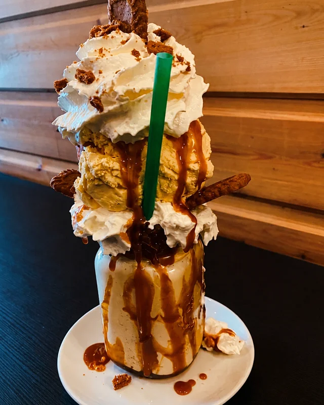 Milkshake gourmand caramel et spéculoos, glace, chantilly et biscuits