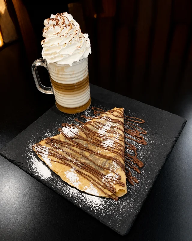 Crêpe Nutella pliée avec boisson chaude et chantilly